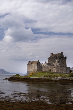 Gün boyunca İskoçya 'daki Eilean Donan Kalesi