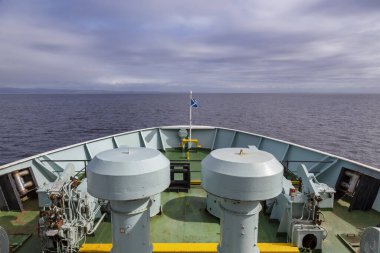 Teknenin önü uzaklığa doğru gidiyor.