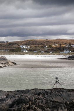Arisaig İskoçya 'da fotoğraf çeken kamera ve tripod.