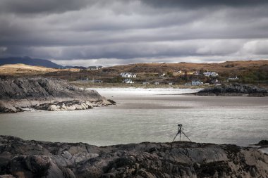 Arisaig İskoçya 'da fotoğraf çeken kamera ve tripod.