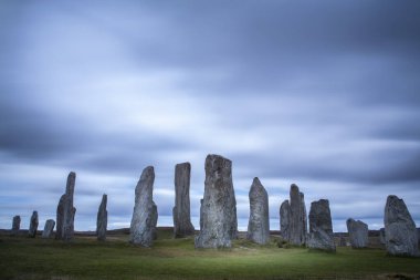 Calanais Harris 'in üzerinde duruyor.