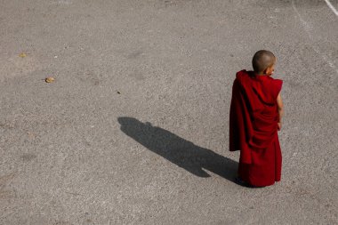 Genç Nepalli keşiş ve gölgesi