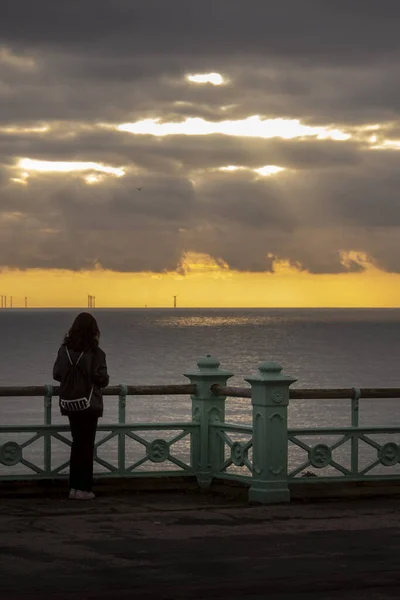 Mulher Assistindo Pôr Sol Brighton — Fotografia de Stock