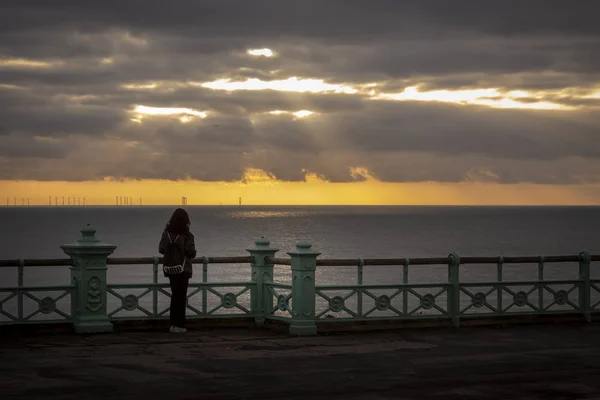 Mulher Assistindo Pôr Sol Brighton — Fotografia de Stock