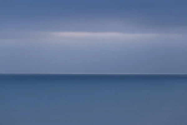 Günün sonunda sakin mavi bir deniz çekimi.