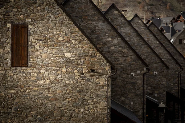 İspanya 'da benzer çatılara sahip taş evler inşa edildi.