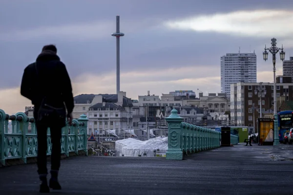 Muž Kráčí Podél Brightonského Moře — Stock fotografie