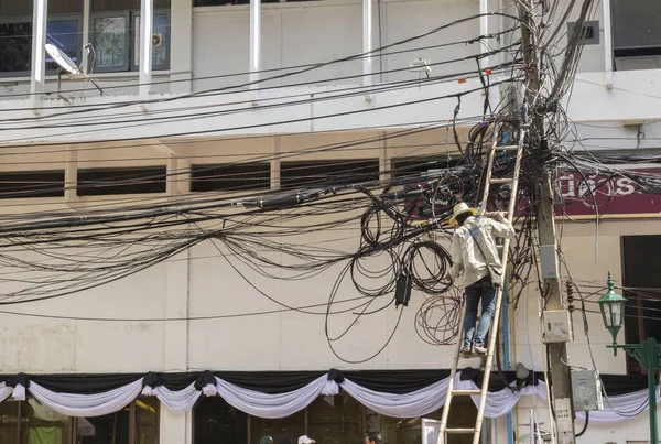 Kamboçya 'da çalışan elektrikçi