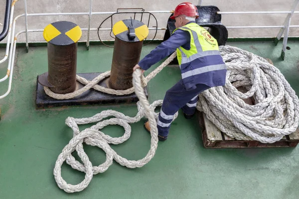 Mann Auf Schiff Lässt Los — Stockfoto