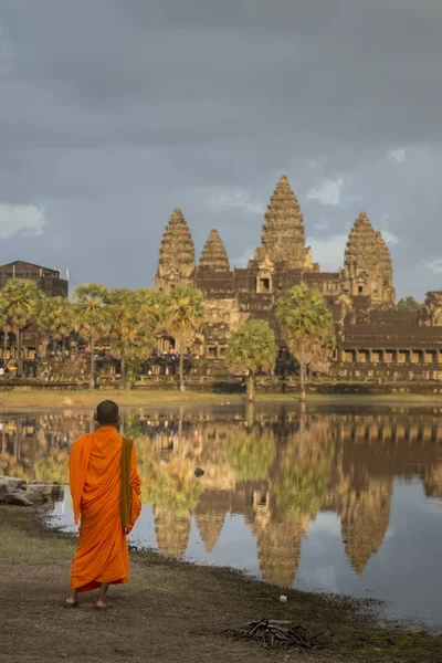 Angkor 'daki keşiş.