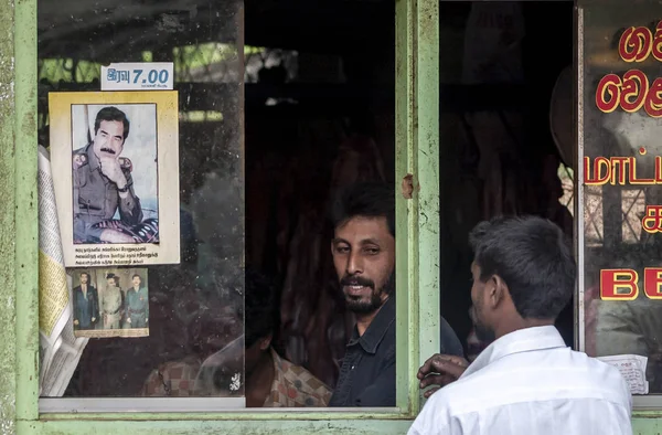 Sri Lanka 'da satış yapan İslamcı adam.