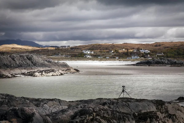 Arisaig İskoçya 'da fotoğraf çeken kamera ve tripod.