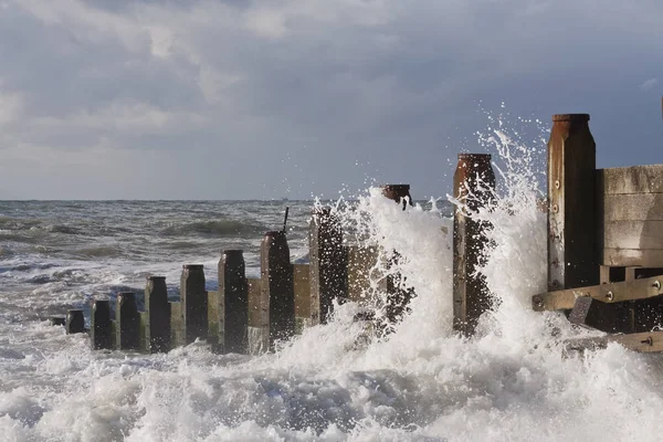 Dalgalar hove 'da Groynes' e çarpıyor