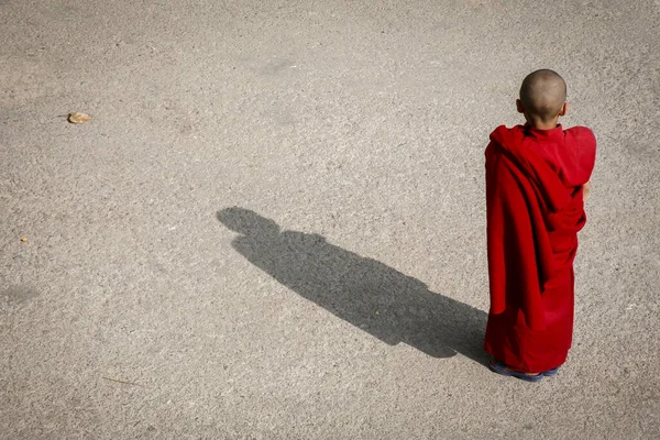 Młody Nepalski Mnich Jego Cień — Zdjęcie stockowe