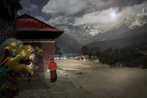 Genç keşiş ve günbatımı Tengboche 'da Everest bölgesinde