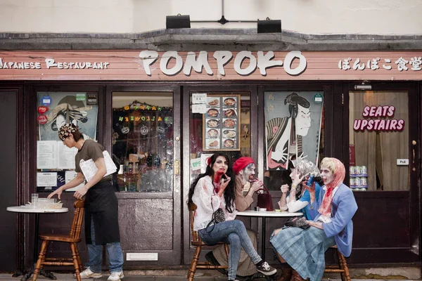 Pompoko 'da Japon yemeği yiyen zombiler.