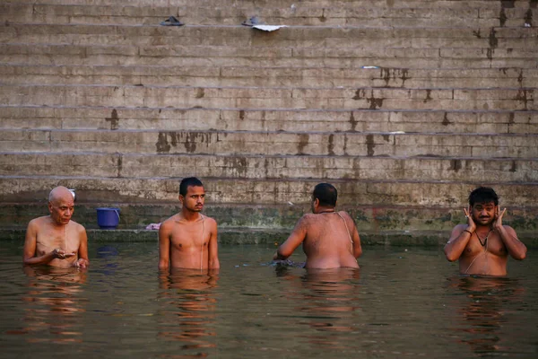 Мужчины Купаются Ганге Индии — стоковое фото