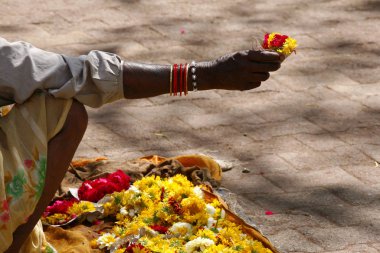 Mumbai 'deki Hintli çiçek satıcısı.