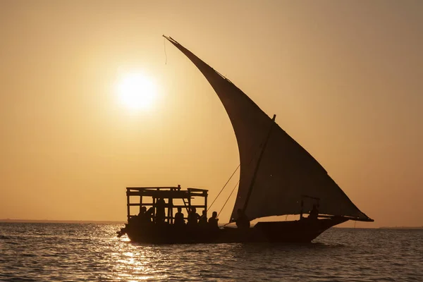 Zanzibar 'da denizdeki dhow