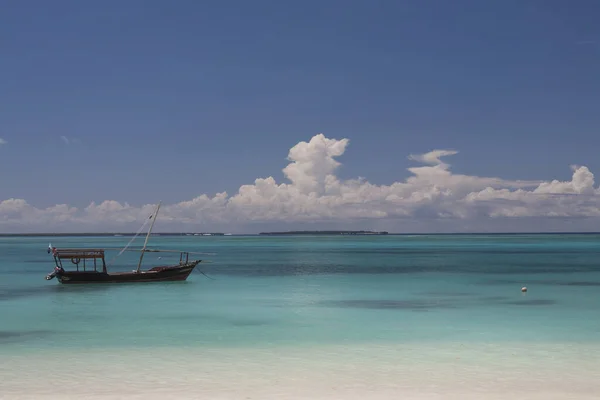 Pequeño Barco Flotando Playa Kendwa Zanzíbar — Foto de Stock