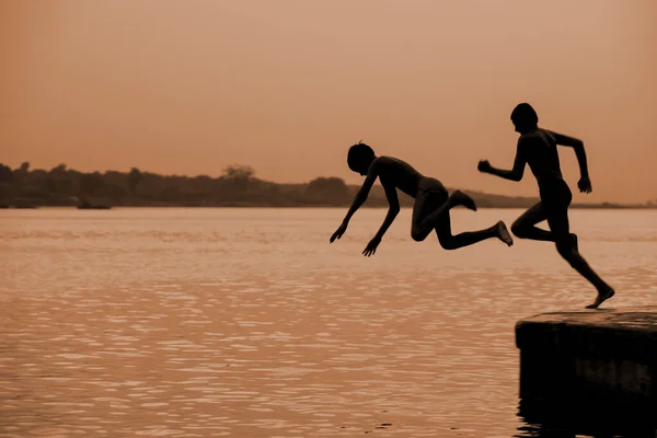 Indische Jungen Spielen Bei Sonnenuntergang Fluss — Stockfoto