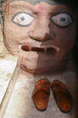 Hindistan 'da sandaletler tapınağın dışında ikonla