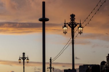 i360 Brighton 'da gün batımında martılarla