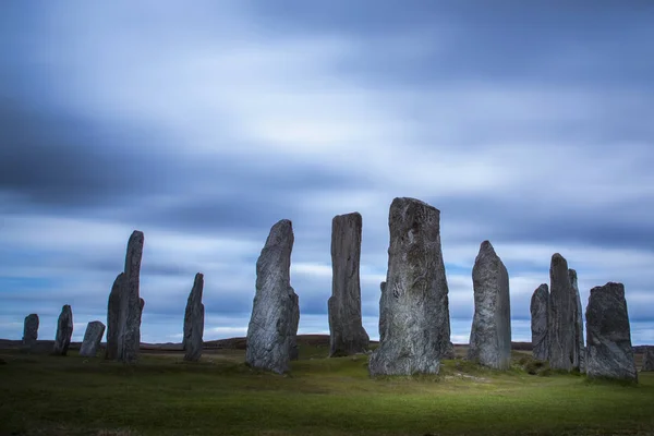 Calanais Harris 'in üzerinde duruyor.