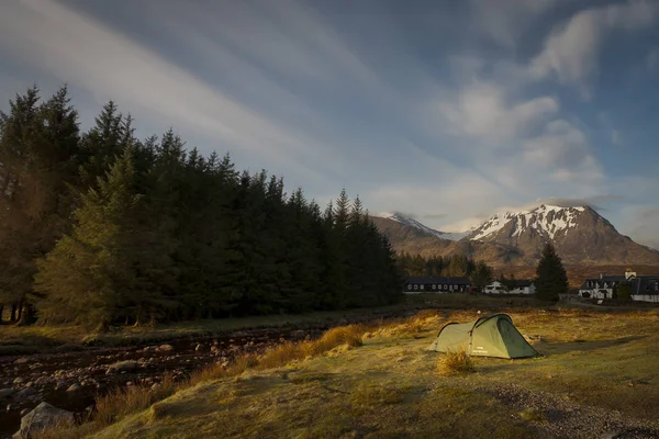 Glen Coe 'daki kralın evinin önünde çadır.