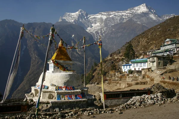 Everest 'e giden küçük tapınak.