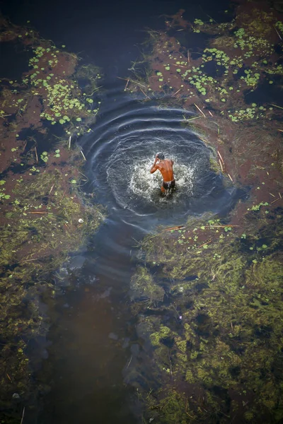 Indianj Uomo Balneazione Rosso Alghe Lago — Foto Stock