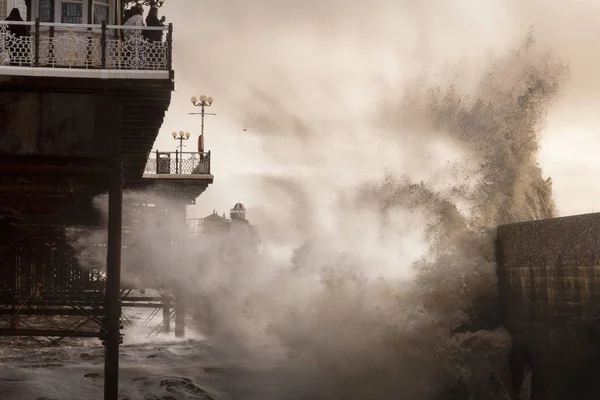 Brighton Skelesinde Alacakaranlık Dalgaları — Stok fotoğraf