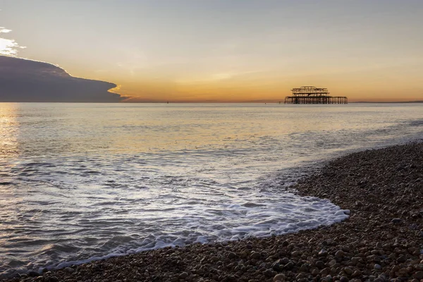 Onda Quebrando Frente Mar Brighton Anoitecer — Fotografia de Stock