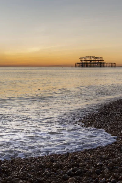 Onda Quebrando Frente Mar Brighton Anoitecer — Fotografia de Stock