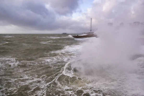 Dalgalar Brighton Doğru Esen Bir Fırtına — Stok fotoğraf