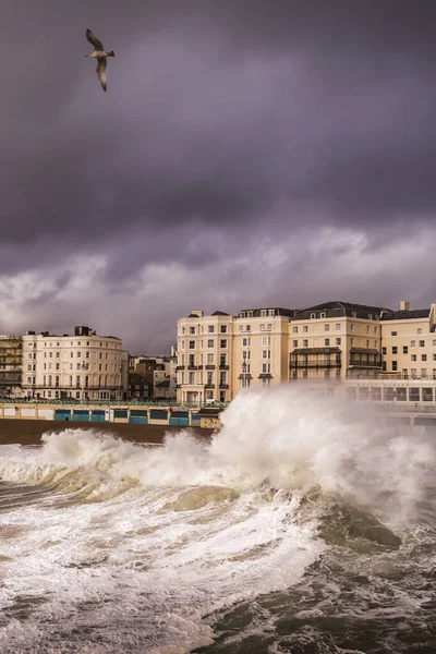 Olas Una Tormenta Que Sopla Brighton —  Fotos de Stock