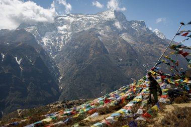Nepal Everest bölgesinde dua bayraklarında duran yürüyüşçü