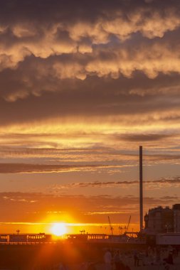 Garip bulutlarla Brighton 'da gün batımı