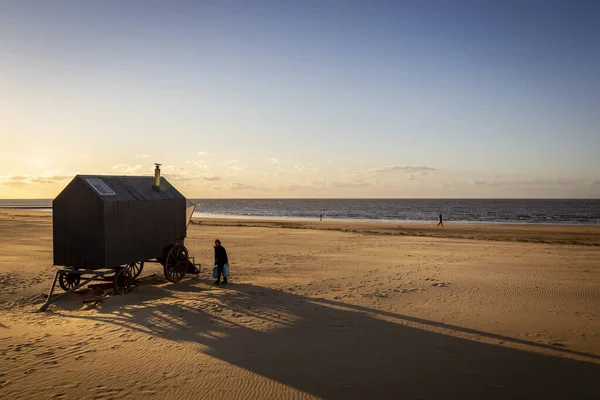 Margate plajında bağışlanan saunadaki adam.