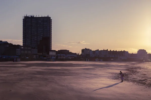 Casal Andando Praia Margate Pôr Sol — Fotografia de Stock