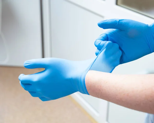 Руки Надевают Медицинские Синие Латексные Перчатки — стоковое фото