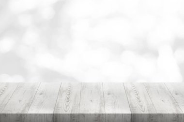 Ürününüz için beyaz bokeh üzerindeki boş beyaz tahta masa üstü bulanık arkaplan, model şablonu göster