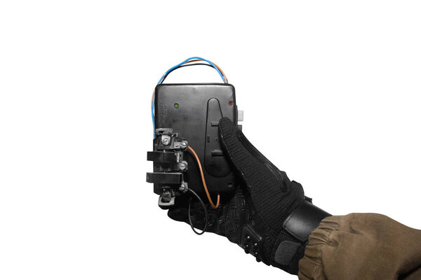  Изолированная рука солдата, держащая взрывчатку.
.