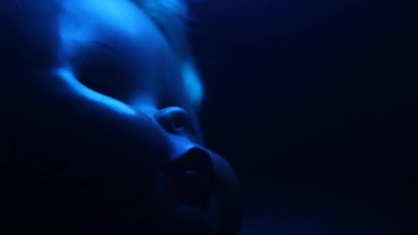 Horror baba arc lámpa. — Stock videók