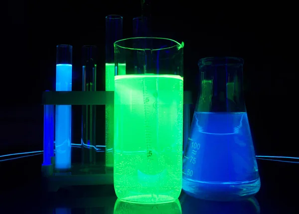 Flacons de laboratoire lumineux . — Photo