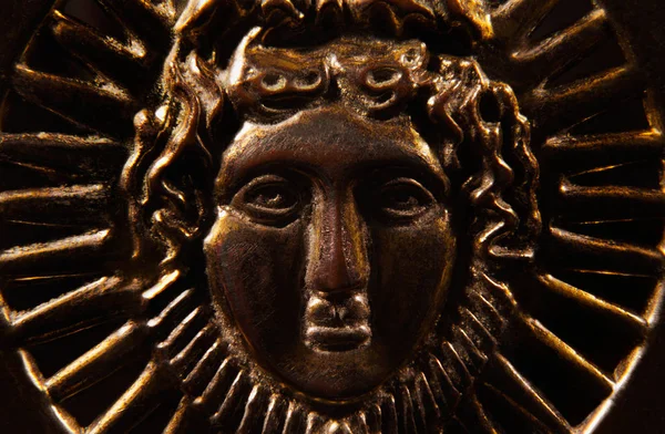 Металевий грецький рельєф обличчя крупним планом . — стокове фото