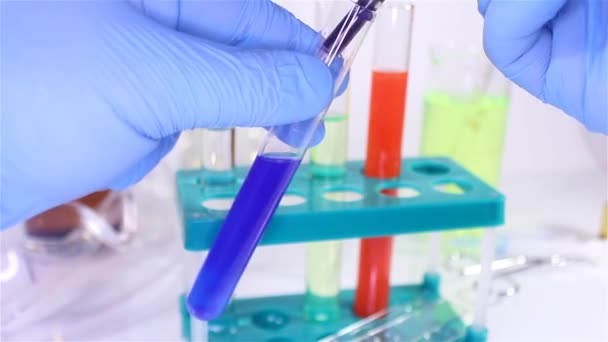 Vídeo de inspección de tubos de ensayo de laboratorio . — Vídeo de stock