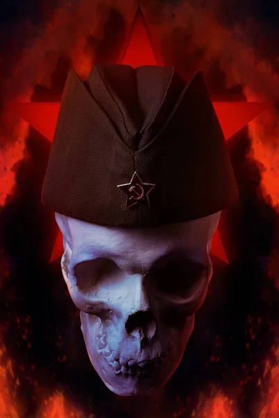 ミリタリー帽と人間の頭蓋骨. — ストック写真