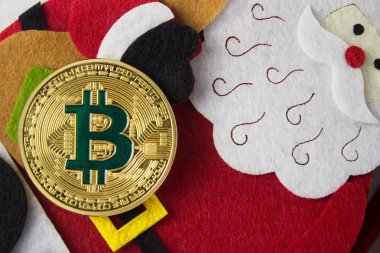 Santa bez dekorasyon çanta bir tablo üzerinde döşeme bitcoin closeup ile.