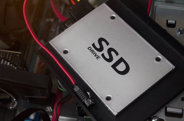 SSD sürücü kabloları ile. Ssd sürücü kabloları ve bağlar ile bilgisayar duruma döşeme.